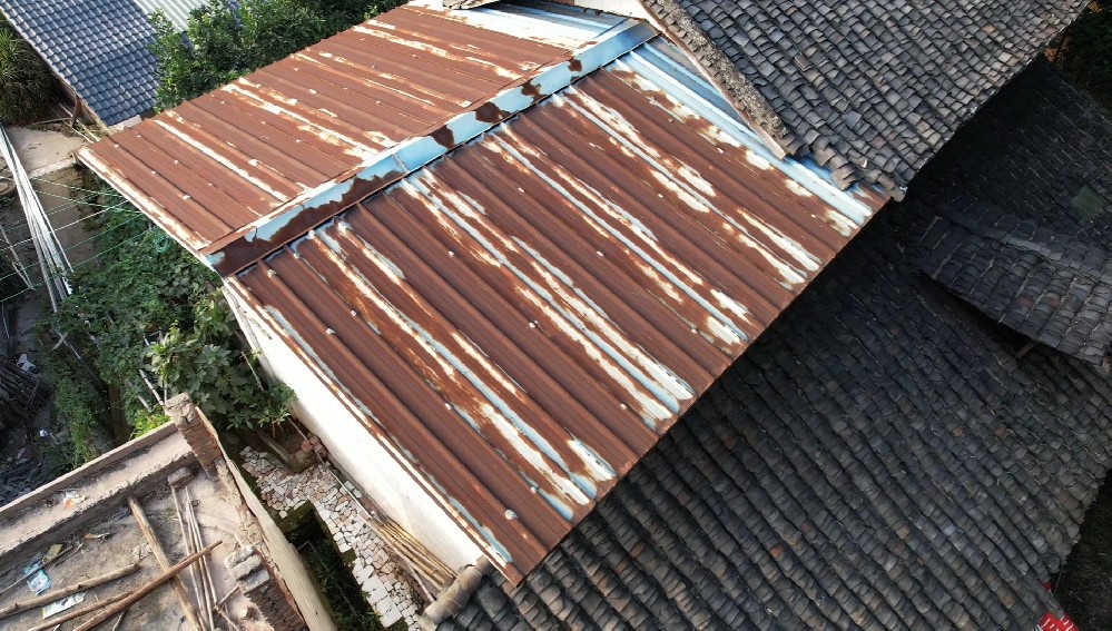 比彩鋼瓦好的屋頂材料，樹脂瓦是個不錯的選擇
